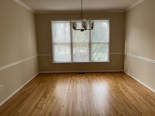 Building Photo - Spacious and Gracious, Close to EVERYTHING!