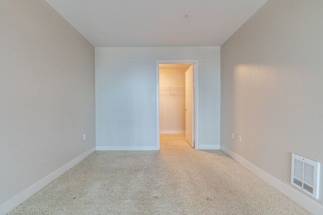 Building Photo - Huge Central Area Studio with PARKING and ...