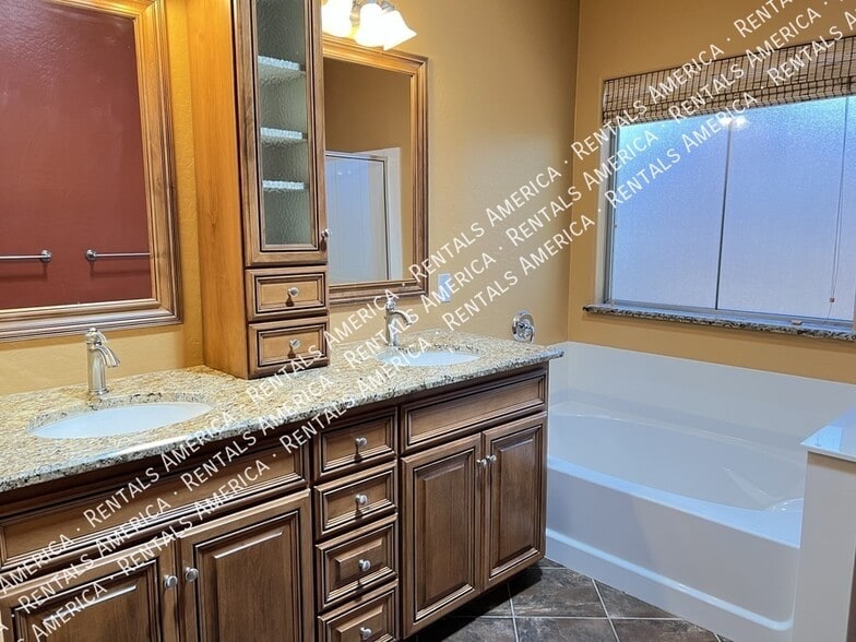 Building Photo - 1536 E Fontana Dr