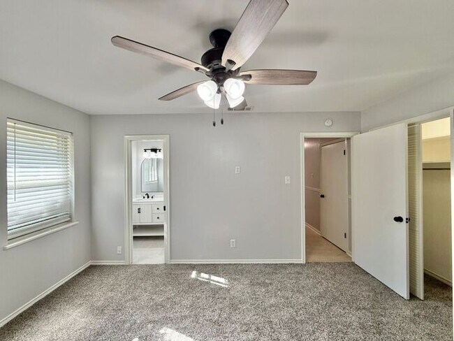 Building Photo - Charming 3-Bedroom Home! Tour Today!