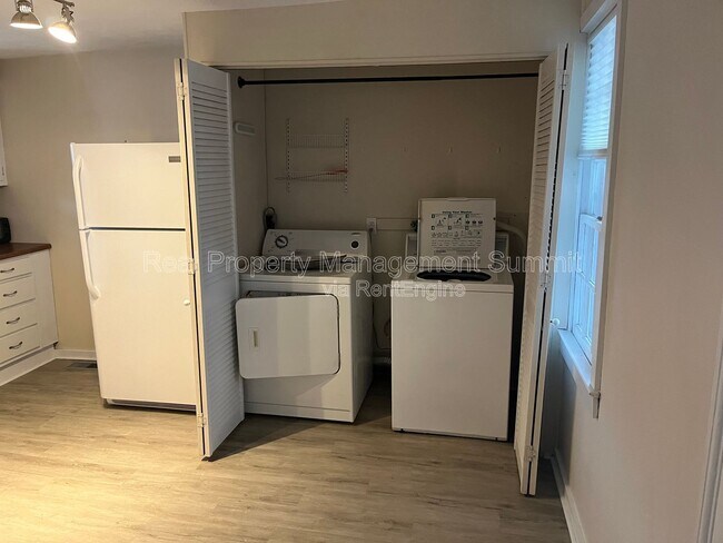 Building Photo - 401 N Augusta St