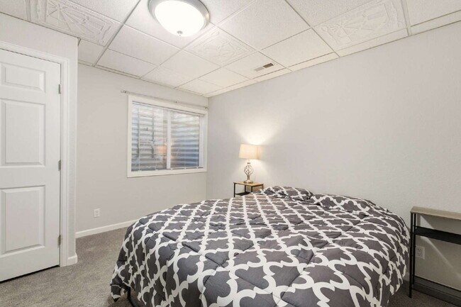 Building Photo - PRICE DROP! "Spacious 3-Bedroom Haven with 2.5 Baths in Aurora – 1,860 Sq Ft of Comfort and Style!"