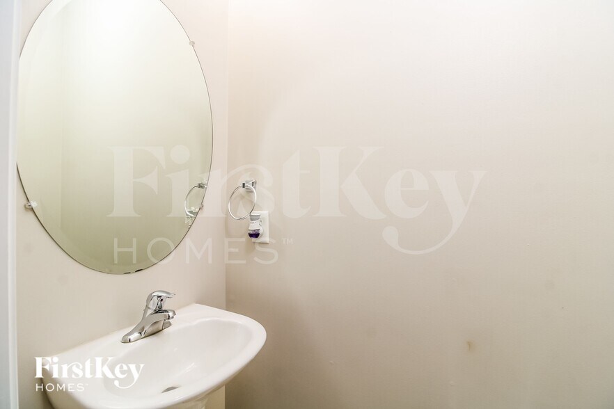 Building Photo - 6720 Winners Dr