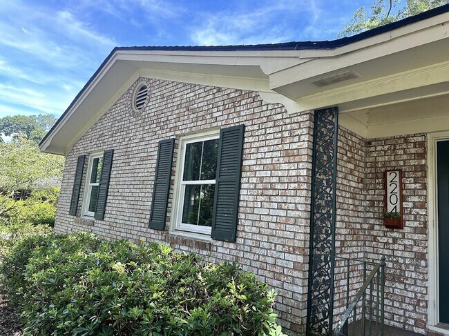 Building Photo - 2204 N Dallerton Cir