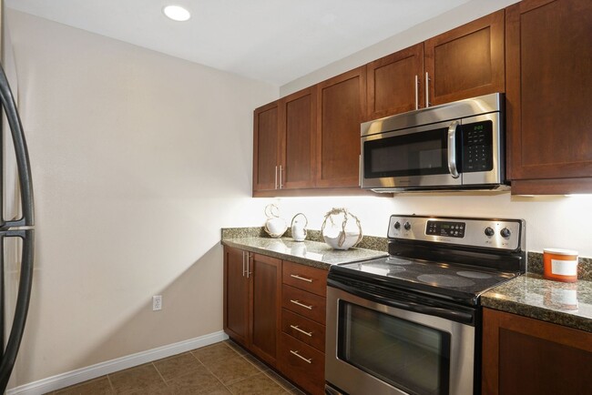 Building Photo - Gorgeous open, supersized 1/BR features a ...