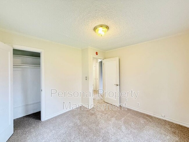 Building Photo - 1609 E Reserve St