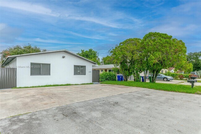 Building Photo - 6125 SW 40th Ct