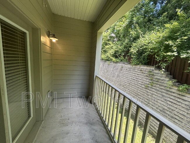 Building Photo - 410 Rosedale Ave