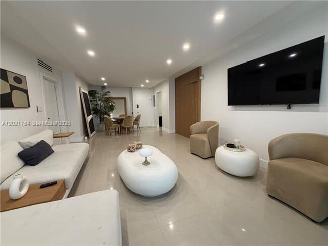 Building Photo - 2030 S Ocean Dr