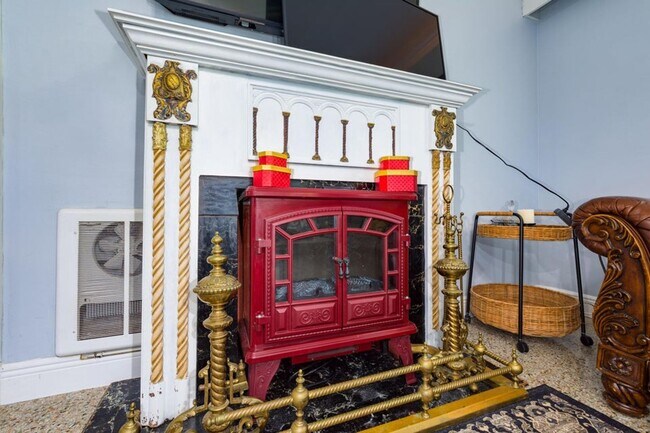 Building Photo - 145 SE 3rd Ave