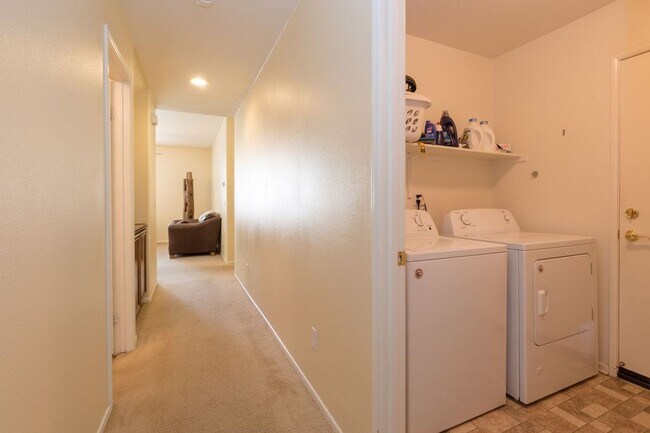 Building Photo - 4 Bed Home for Rent Palmdale CA 93551