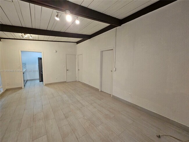 Building Photo - 227 SE 1st St