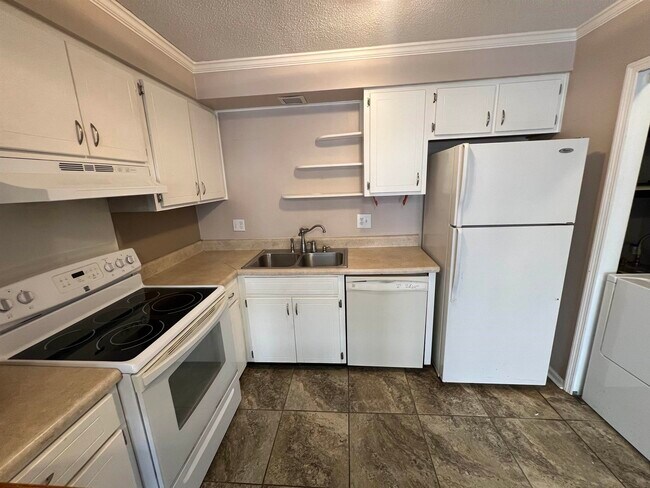 Building Photo - 2262 Foster Dr