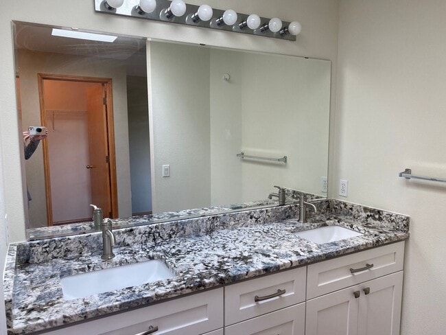Building Photo - Clean 3 bed well-maintained & pet free hom...