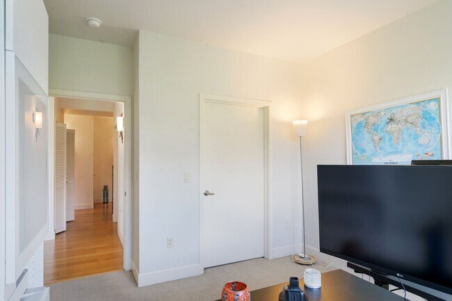 Building Photo - 2 Bed, 2 Bath Bright & Modern Condo in the Pearl District - Now Available!