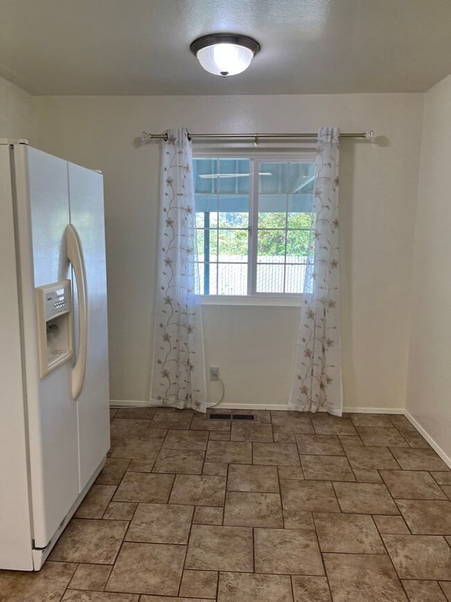 Building Photo - Sunny and Spacious 3/2 With Large Yard and...