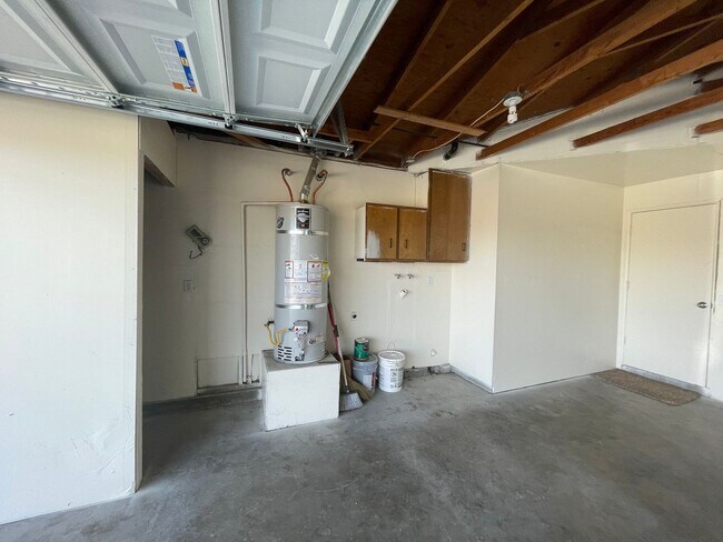 Building Photo - Victorville, 3 Bedroom, 2 Bathrooms, Large...