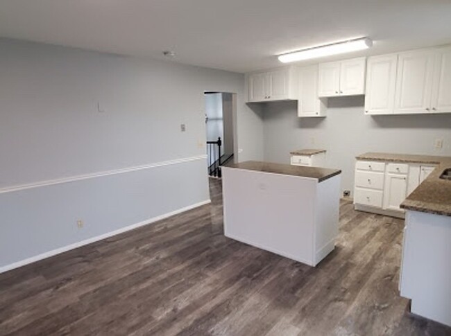 Building Photo - Remodeled 4 Bedroom In Sandy! Close To Alt...