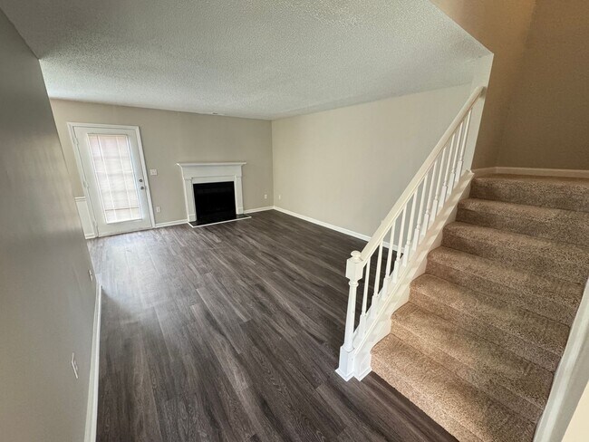 Building Photo - Gorgeous Three Bedroom Home!