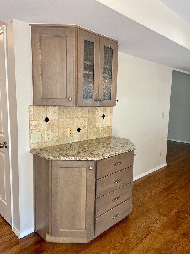 Building Photo - Rental