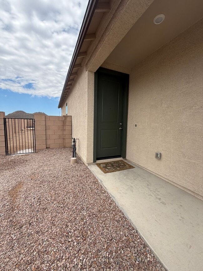 Building Photo - Gorgeous 3 Bedroom 2 Bath with modern upgrades in the home!