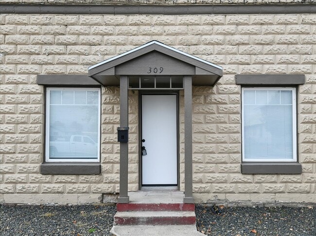 Building Photo - 309 N Commercial Ave