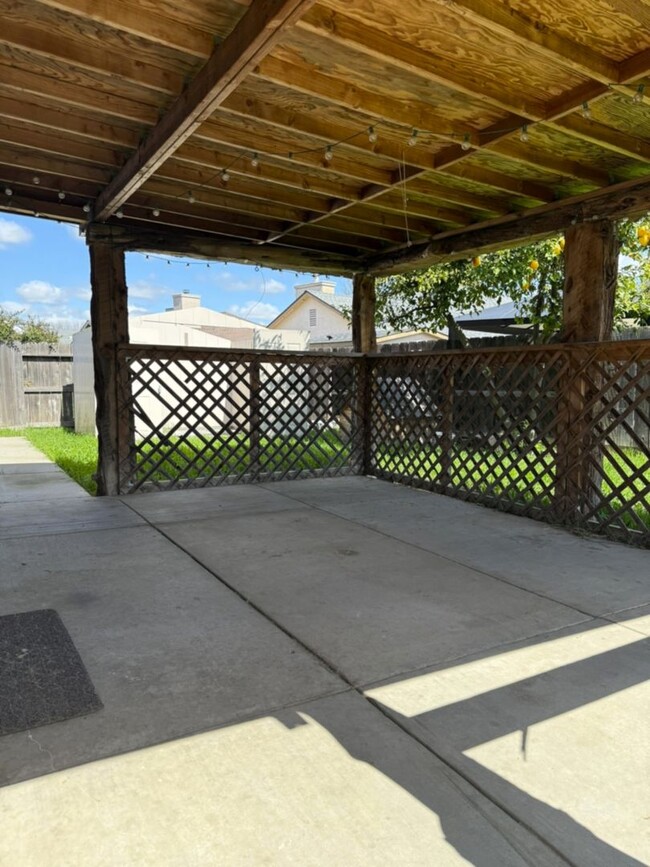 Building Photo - Inviting 4 bedroom / 2 bathroom home locat...