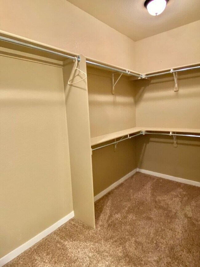 Building Photo - Fantastic 2 Bed, 2 Bath Condo With Detache...