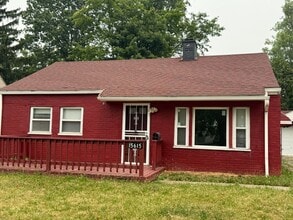 Building Photo - LEE/HARVARD 2 BED SINGLE HOME