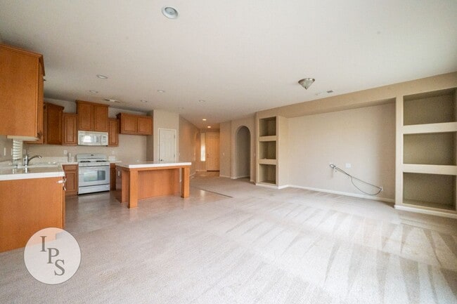 Building Photo - North East Fresno ‘Like New’ Home, 3BR/2BA, Built 2008 - Lots of Amenities!