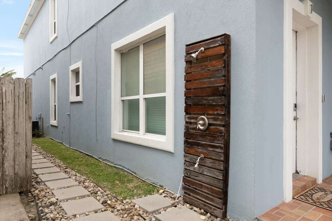 Building Photo - 117 E Campeche St