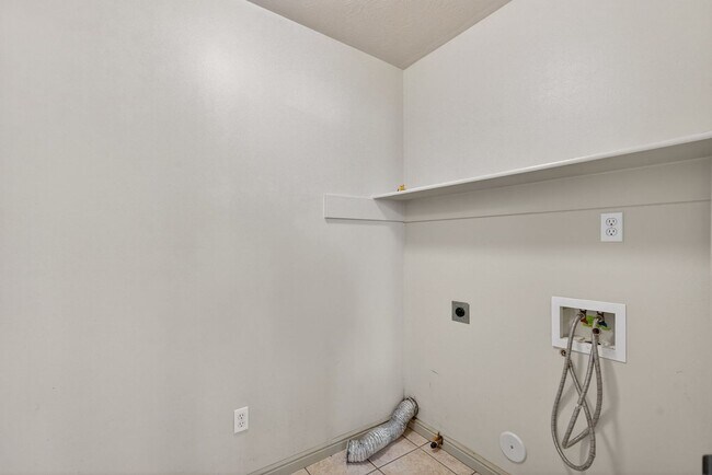Building Photo - Must-See Apartment in Pheasant Ridge  Pocatello!