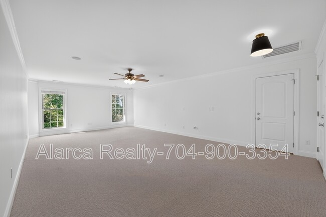 Building Photo - 2718 Old Course Road