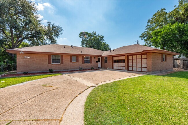 Primary Photo - 2511 Meadow Ln