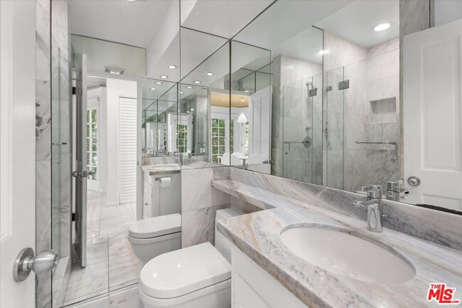 Building Photo - 4031 Hollyline Ave