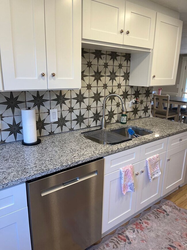 Building Photo - Cozy Cottage in Central Longmont