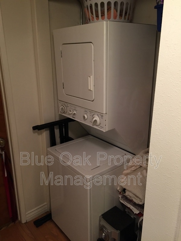 Building Photo - 1412 N Cherry St