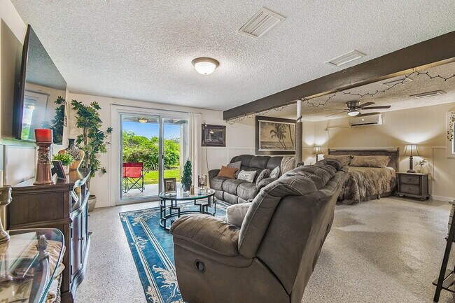 Building Photo - "Charming 3-Bed, 2-Bath Oasis at 1011a Sou...