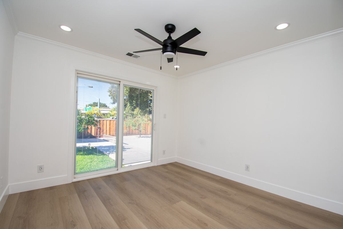 Building Photo - 1099 Bradford Dr