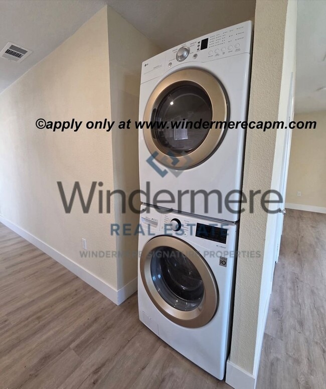 Building Photo - Beautifully Remodeled 3 Bedroom, 2 Bath Home on Large Lot Available NOW!