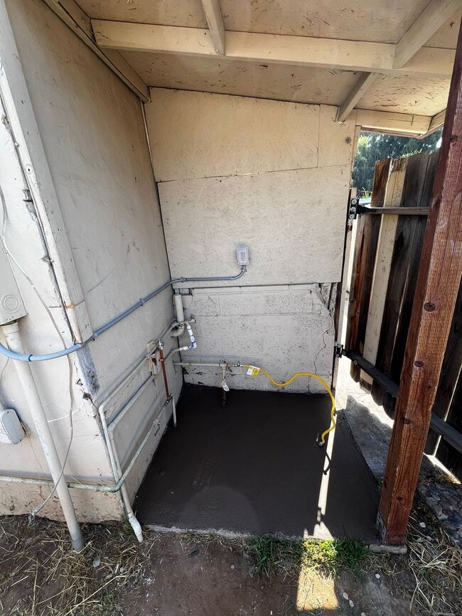 Building Photo - 2BR 1 BA Unit- Nice Yard and Carport, Remo...