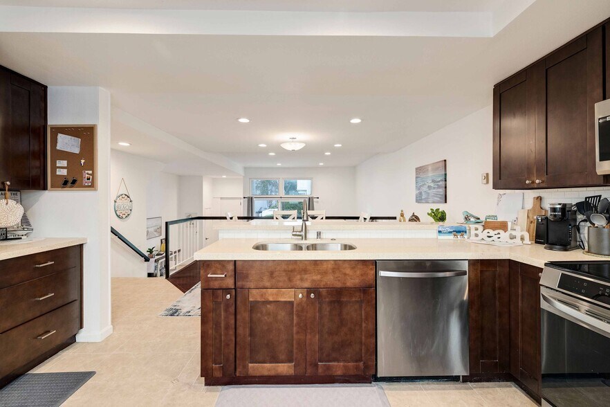 Building Photo - 255 Valley Dr