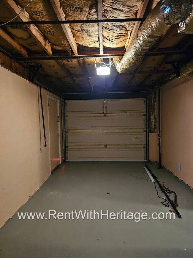 Building Photo - Amazing 4 Bedroom/ 2 Bath Home / Bonus Roo...