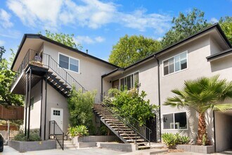 Building Photo - Newly Remodeled 1 Bed, 1 Bath Apartment in Prime Silver Lake!