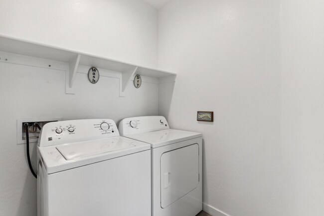 Building Photo - 565 E White Wing Dr