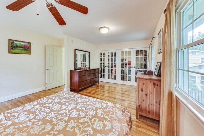 Building Photo - Nice SF 4bed+ 3 bath / close to Metro