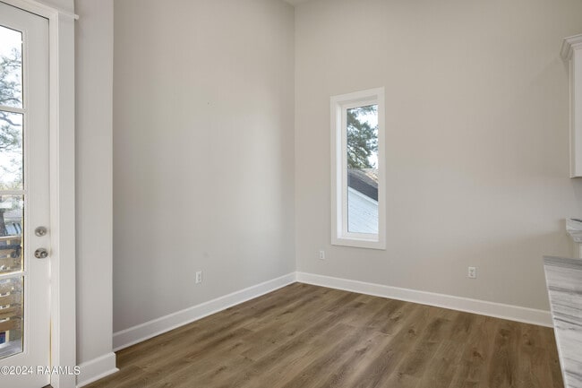 Building Photo - 306 W Taft St
