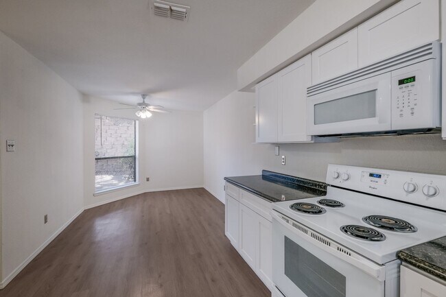 Building Photo - Renovated Condo with Great Location