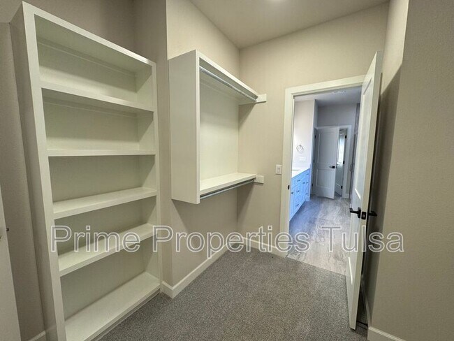 Building Photo - 1102 E Delmar Pl