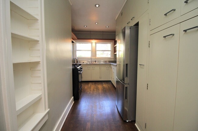 Building Photo - 4405 SW Condor Ave